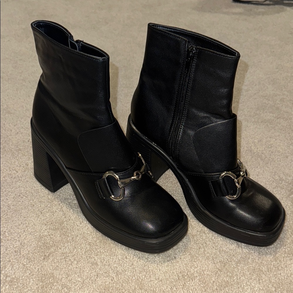 Yoki Black Heeled Boots with Chunky Heel and Side-Zip